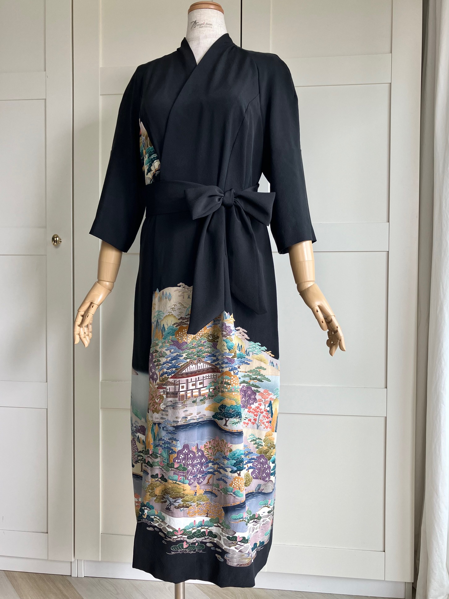 Kimono-style Raglan sleeve long wrap dress with scenic print and multi-type belts