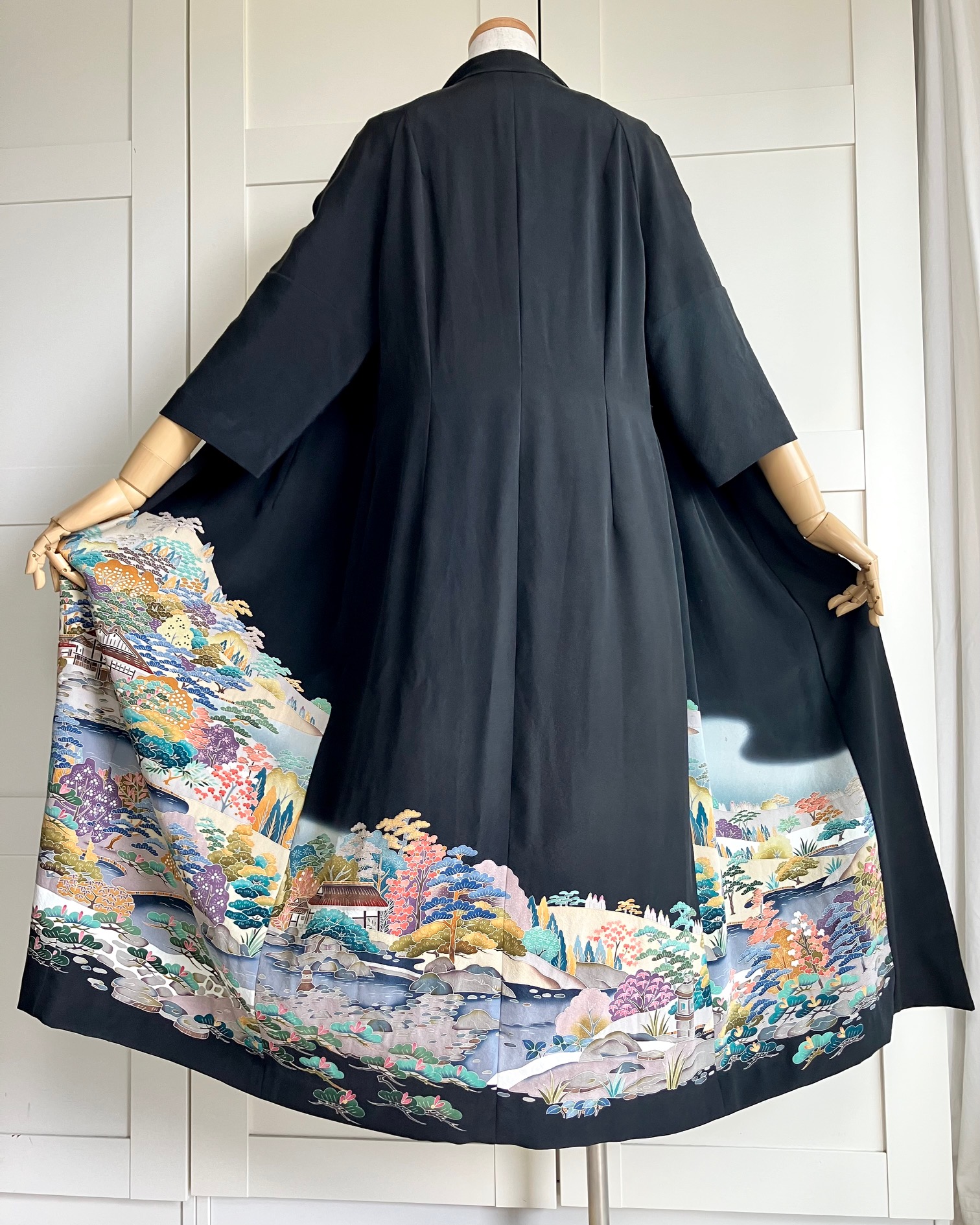 Kimono-style Raglan sleeve long wrap dress with scenic print and multi-type belts